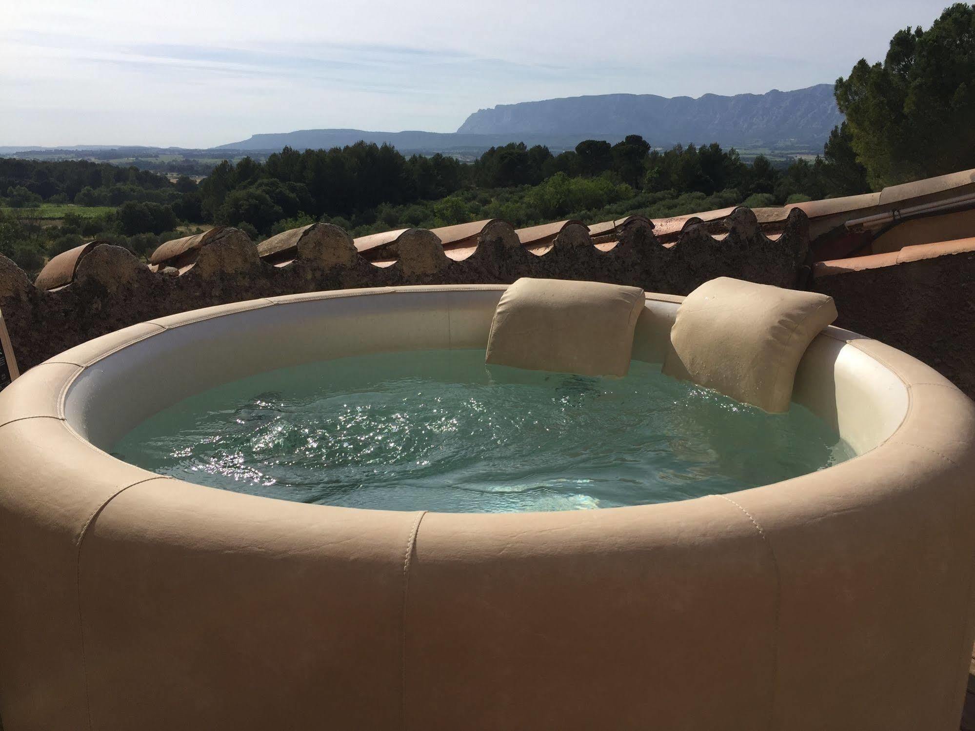 Domaine De La Pomme Trets Bagian luar foto