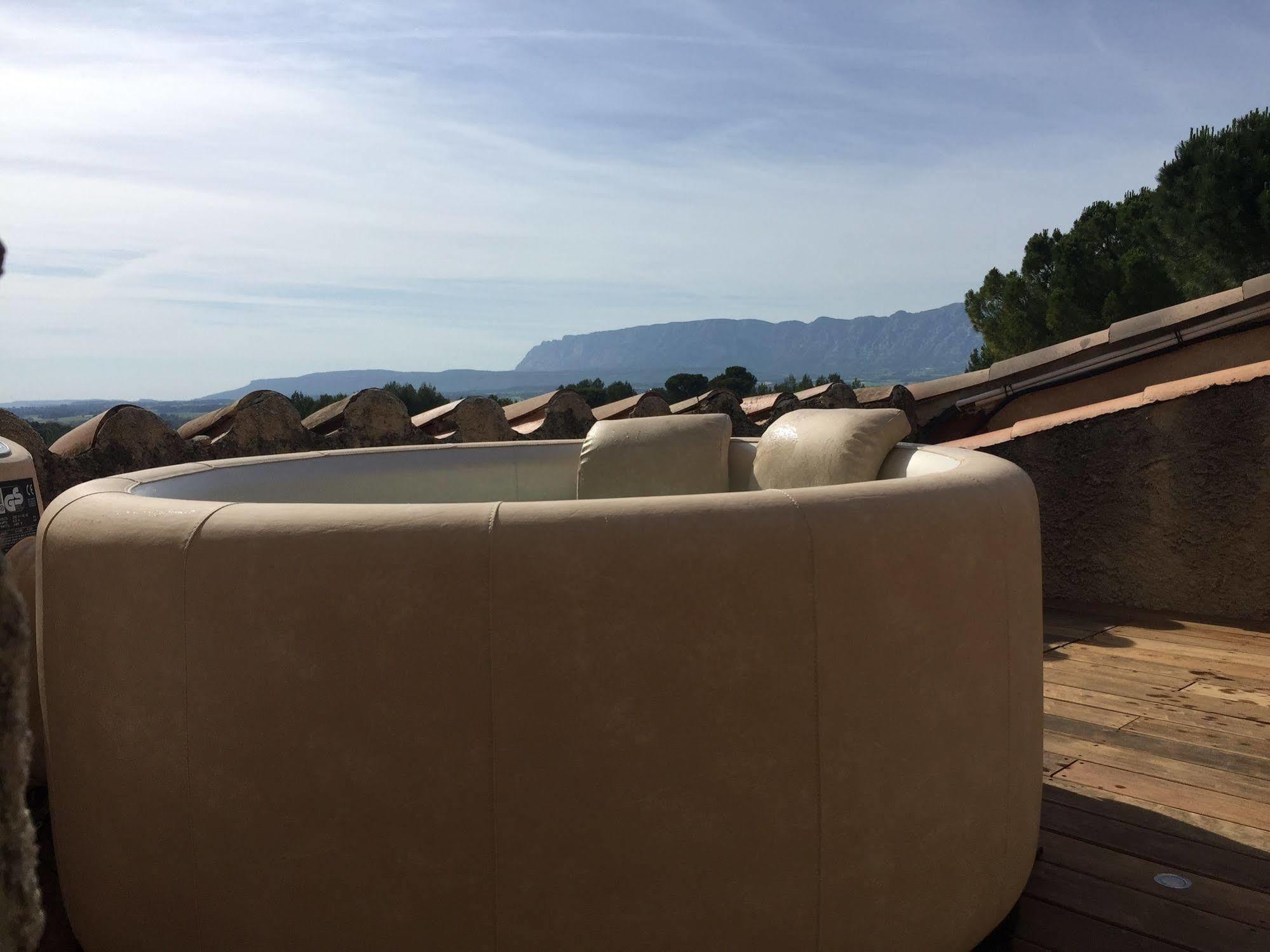 Domaine De La Pomme Trets Bagian luar foto